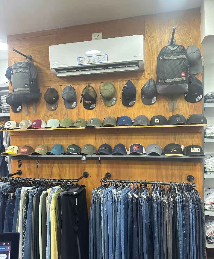 Ropa en percheros